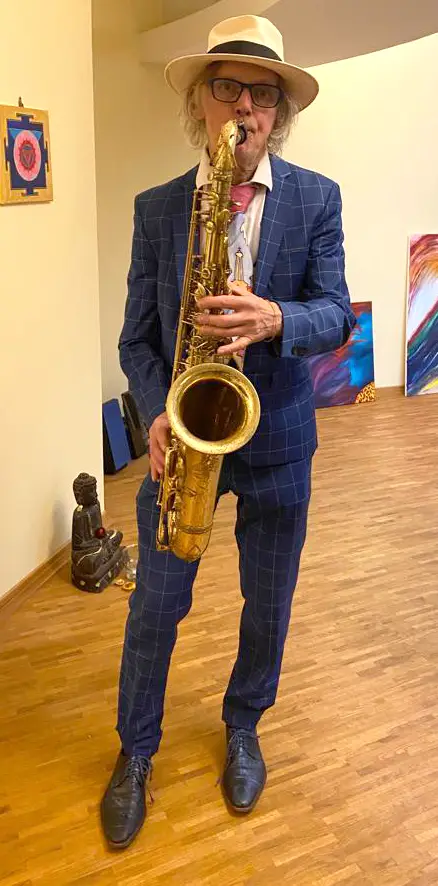 Hartmut Brandt spielt Saxofon beim Einlass des Hannover Meetings 2024, um die Gäste musikalisch zu begrüßen.
